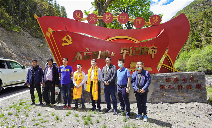 尊龙凯时集团党委书记、董事长任丁率队赴麻格同村推进对口帮扶工作