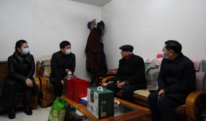 省国资委党委委员、副主任任兴文春节前夕带队走访慰问尊龙凯时集团老党员