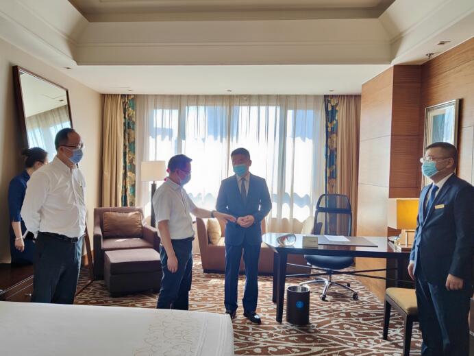 集团党委委员、董事郑贵林检查指导酒店疫情防控和防汛工作