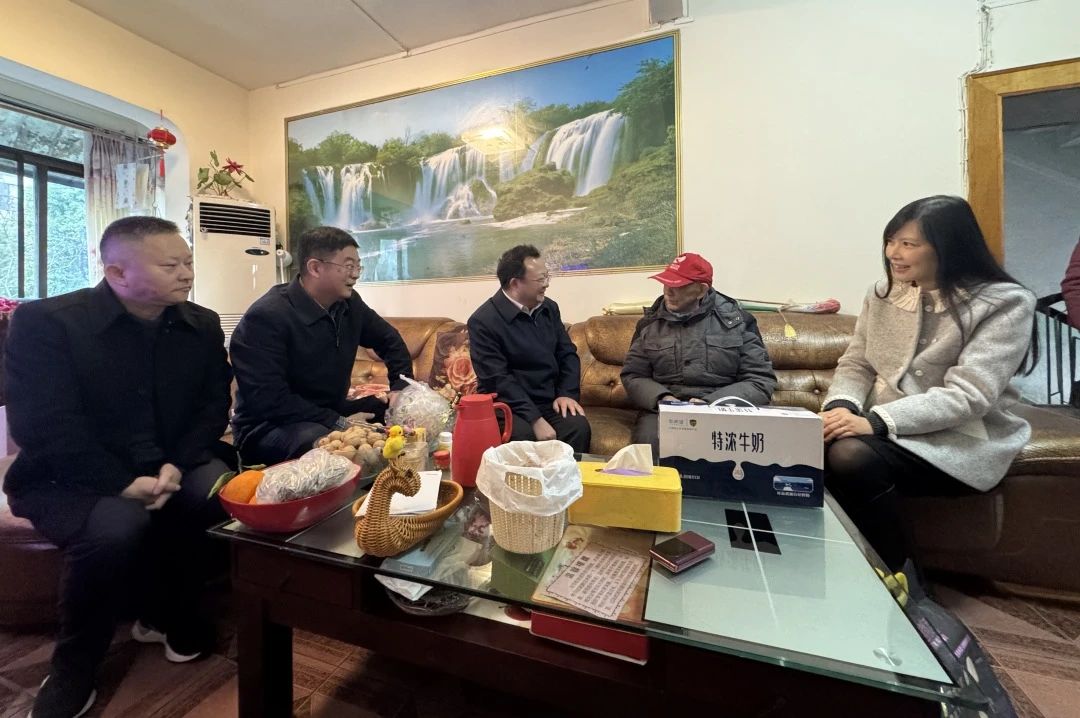 省国资委党委委员、副主任何政走访慰问省尊龙凯时集团老党员、老干部