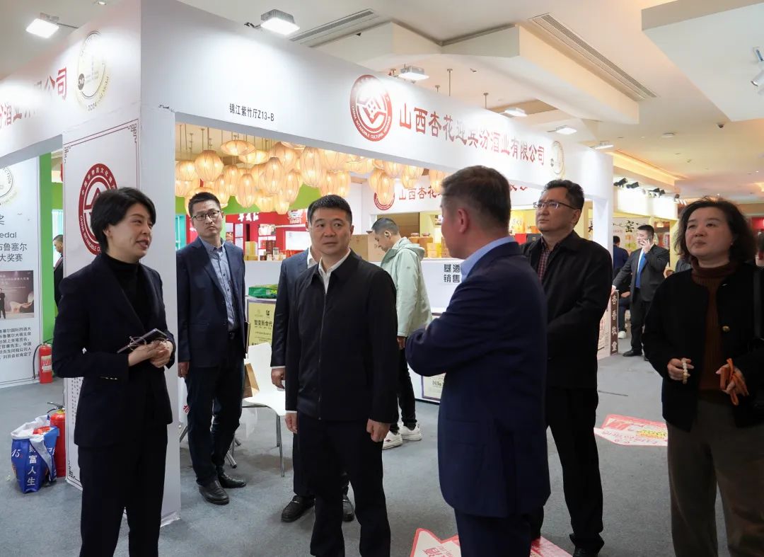 省尊龙凯时集团党委书记、董事长游勇率队到2025锦江宾馆春季酒类商务洽谈会现场检查指导重点工作